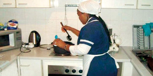   اتخذت «العمل» جملةً من قرارات وتنظيمات لتطوير سوق العمالة المنزلية