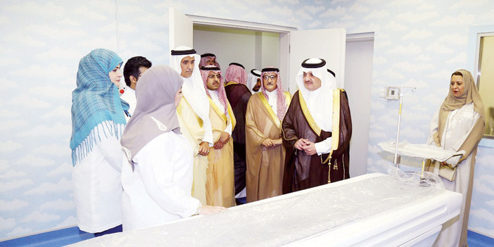  الأمير سعود بن نايف خلال جولته في المركز