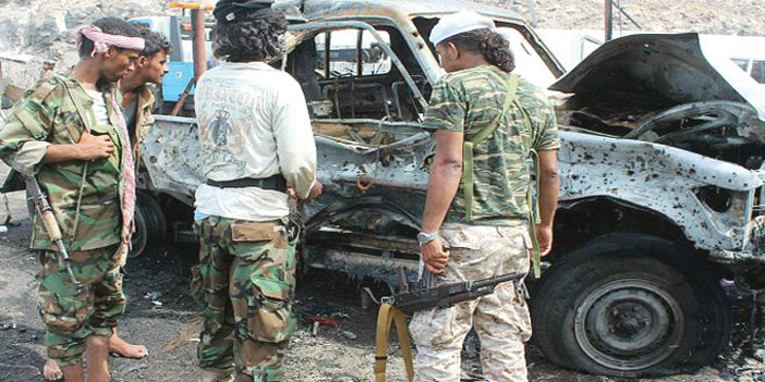 آثار التفجير الانتحاري الذي أدى إلى مقتل 47 مجندا يمنيا
