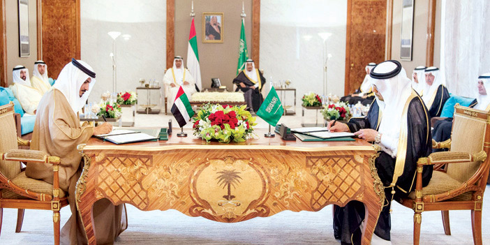  المليك وسمو ولي عهد أبو ظبي خلال رعايتهما لتوقيع إنشاء مجلس التنسيق السعودي الإماراتي