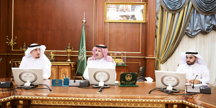  الأمير فيصل يستمع لبرنامج التوطين من وزير العمل والتنمية الاجتماعية