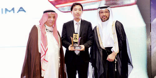   إس جي يون يسلم الجائزة لعبدالسلام الجبر