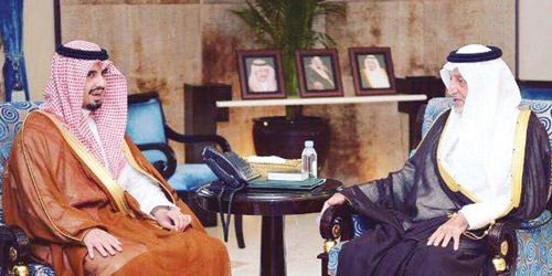  الأمير خالد الفيصل خلال استقباله الأمير سعود بن سلمان