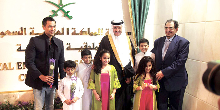  الأمير سلطان بن سلمان والملحق الثقافي الحارثي مع عدد من الأطفال