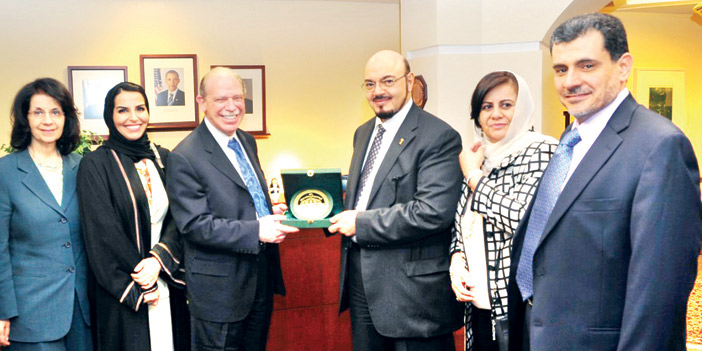  د. الجفري يتبادل الهدايا التذكارية مع النائب الأول لمساعد وزير الخارجية الأمريكية
