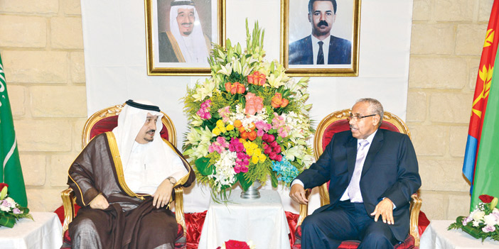   أمير منطقة الرياض يتبادل الحديث مع السفير الأرتيري