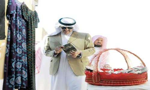 الأمير سلطان بن سلمان في إحدى زياراته لمعارض الحرفيين