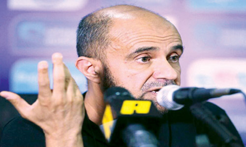   الحسيني خلال المؤتمر الصحفي