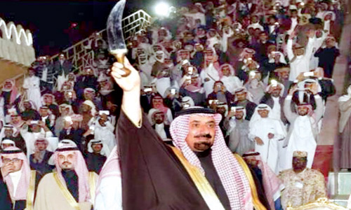  الأمير جلوي مشاركا أهالي نجران في إحدى المناسبات الوطنية
