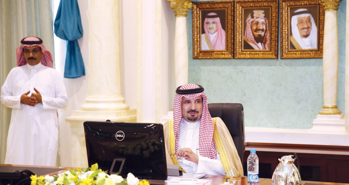  الأمير فهد بن بدر أثناء الاجتماع