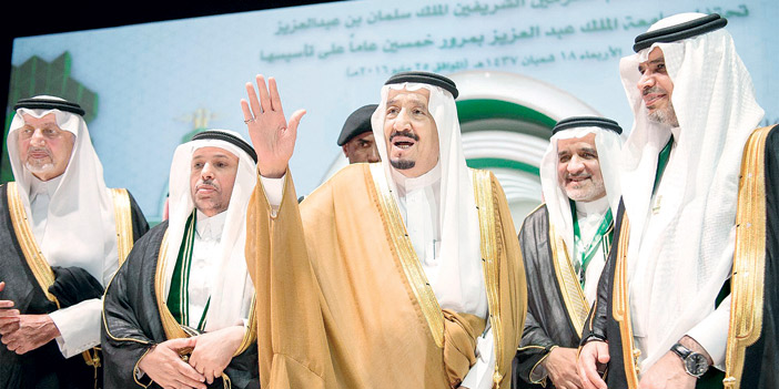  خادم الحرمين خلال رعايته حفل جامعة الملك عبدالعزيز بمرور خمسين عاماً على تأسيسها