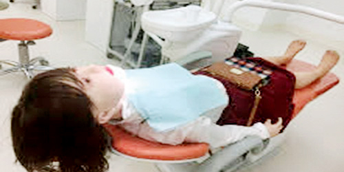   طالبات سعوديات يتدربن على الربوت التعليمي في كلية طب الأسنان