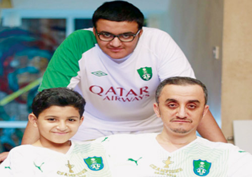  المهندس عبدالعزيز العساف مع أبنائه يرتدون قميص بطل الدوري