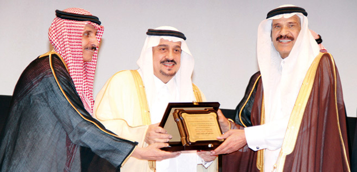  سموه يكرِّم رئيس التحرير بجائزة التميز العربي للإبداع الإعلامي