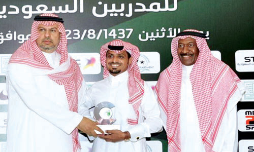 الأمير عبدالله بن مساعد يتوج العطوي بجائزة الجوهر