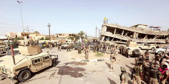  جموع من أفراد القوات العراقية بعد معركة مع داعش شمال الفلوجة