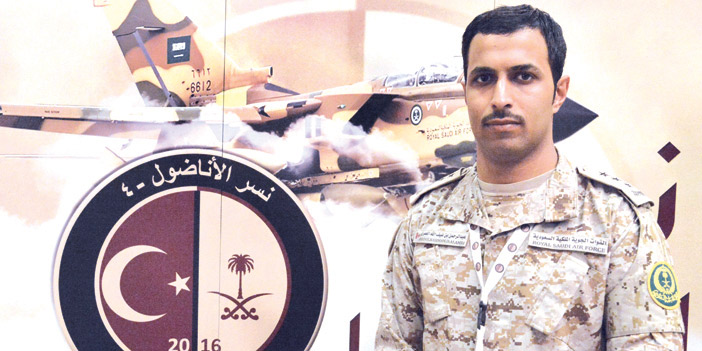  أحد الضباط الفنيين السعوديين أمام طائرته القتالية لتفقدها