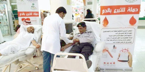 متبرعون بالدم في أحد المستشفيات
