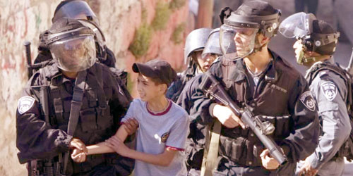   الاحتلال يُنكل بالأطفال الفلسطينيين لحظة اعتقالهم