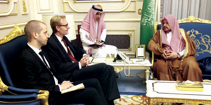   د. عبدالله ال الشيخ خلال استقباله السفير الدنماركي