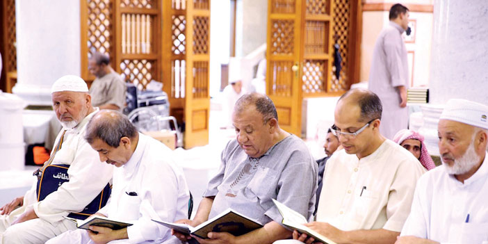   لقطات من مشاهد التلاحم في رحاب المسجد النبوي