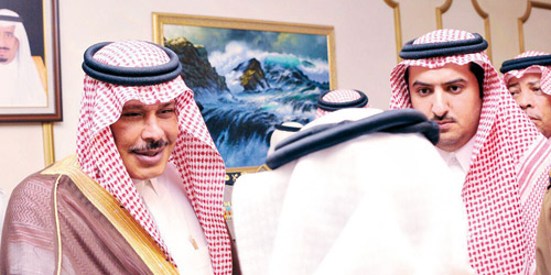  الأمير مشاري بن سعود مستقبلاً المهنئين برمضان