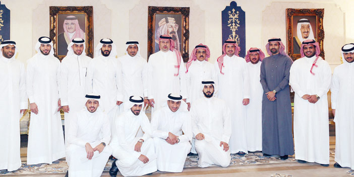   أعضاء المنتخب مع الأمير عبدالله بن مساعد