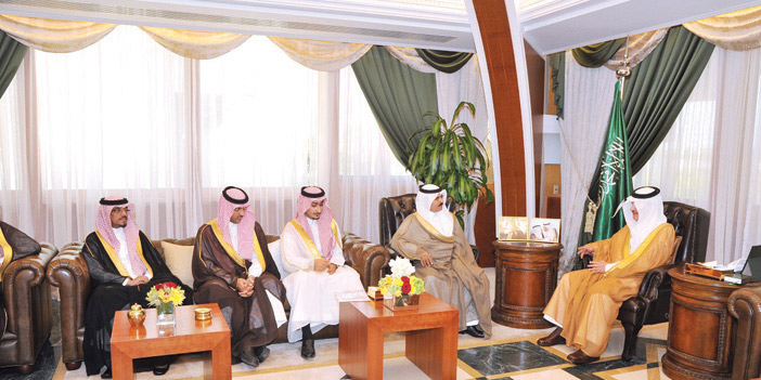   الأمير سعود بن نايف خلال لقائه بمنسوبي تلفزيون الدمام