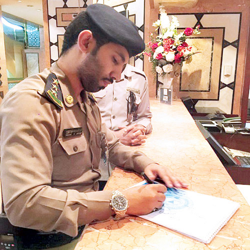  ضابط من الدفاع المدني يسجل ملاحظاته على أحد الفنادق