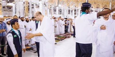 1000 كشاف يخدمون المعتمرين وزوار المسجد الحرام 
