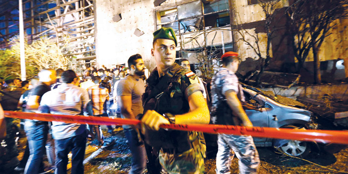  آثار الانفجار الذي وقع غرب بيروت وسط طوق أمني للشرطة اللبنانية