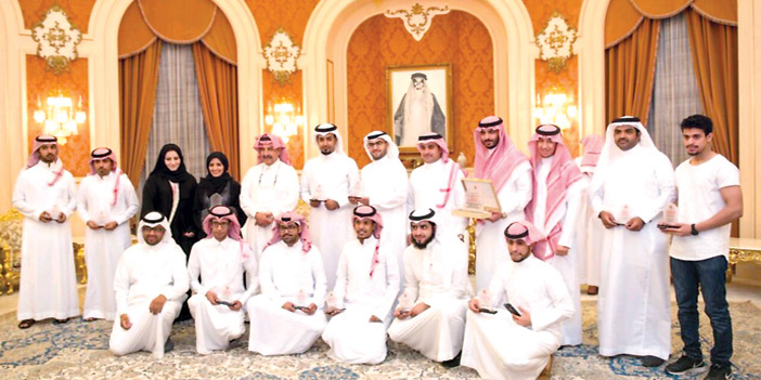   الأمير سلطان بن محمد ولقطة تذكارية مع المتسابقين الفائزين بمسابقة نوفا