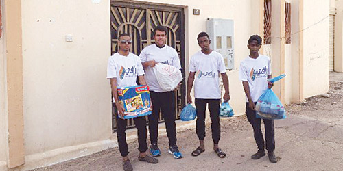  فريق «راقي» يتولى توزيع الوجبات والأغذية على المحتاجين