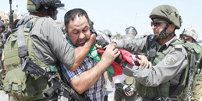 الاحتلال يعتقل 13 فلسطينيًا في مداهمات ليلية