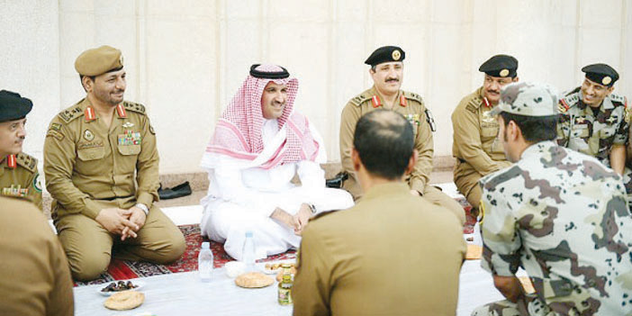  الأمير فيصل بن سلمان يتناول الإفطار مع رجال الأمن