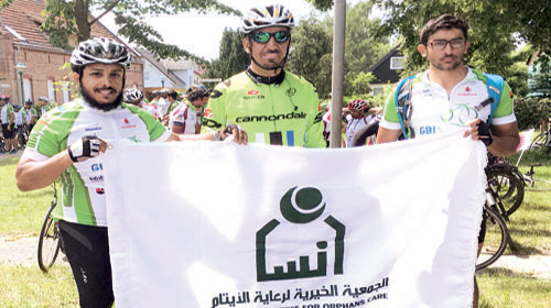  أعضاء فريق مجموعة درّاجي السعودية خلال مشاركتهم في السباق