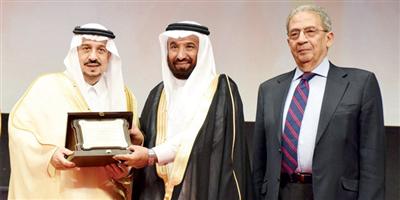 أمير الرياض يكرم «درعه» لدعمها الأعمال الإبداعية والإنسانية 