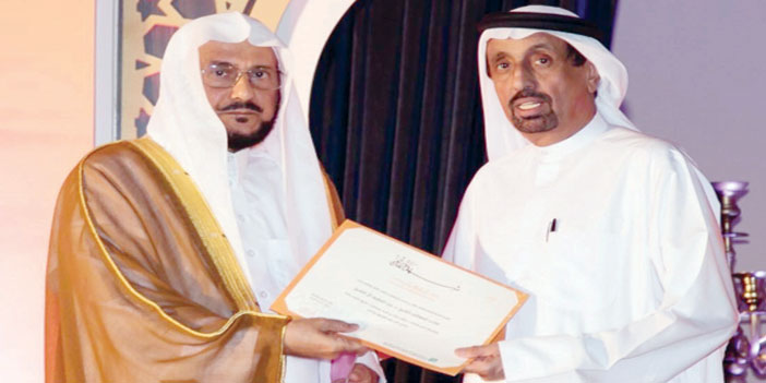  رئيس دائرة الشؤون الإسلامية والعمل الخيري بحكومة دبي يكرم الشيخ عبداللطيف آل الشيخ