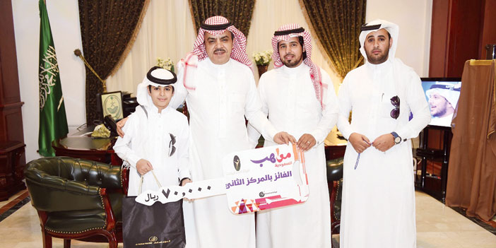   محافظ الرس مع الشبل الفائز بمسابقة مواهب السعودية