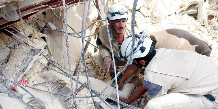  رجال الإنقاذ في سوريا ينتشلون جثثاً من تحت ركام أحد المباني التي تعرضت لقصف النظام