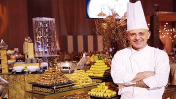 «رمزي العريضي» يقدم الحلويات الشرقية في فندق فورسيزنز الرياض 