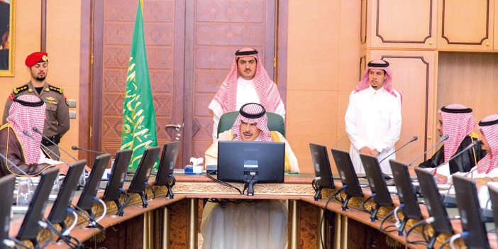  أمير الباحة خلال الاجتماع