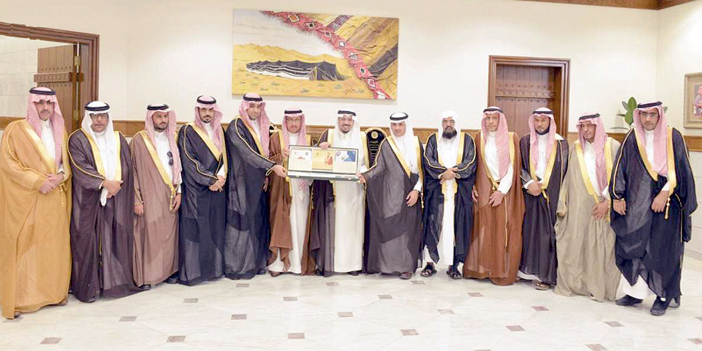  رئيس وأعضاء غرفة عنيزة في لقطة تذكارية مع أمير القصيم