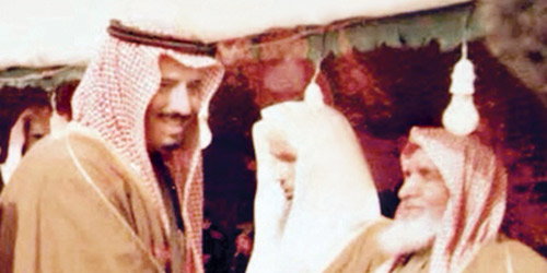  الشيخ الفاضل (الأوسط) مع المليك في زيارة للمجمعة عام 1402هـ
