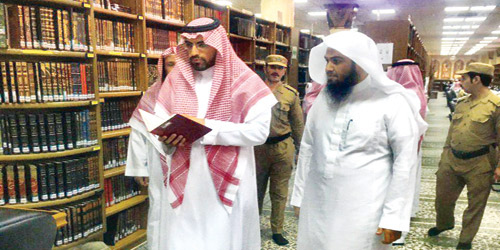  الأمير سلمان خلال زيارته مكتبة الحرم النبوي