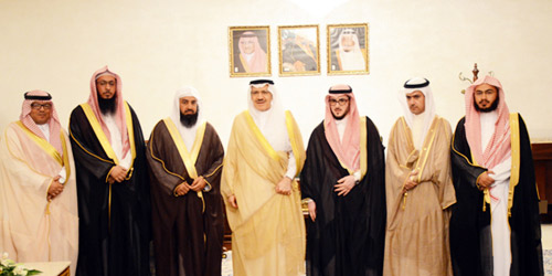   أعضاء الجمعية في لقطة تذكارية مع الأمير مشعل