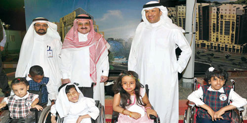  محمد بن نواف وسلطان بن سلمان مع أطفال مركز الجميعة بمكة