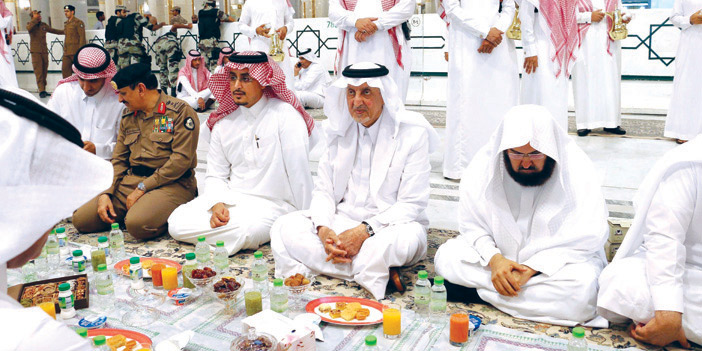 شارك المدنيين والعسكريين طعام الإفطار في المسجد الحرام.. وتَفقَّد مستشفى الحرم ونفق جرول 