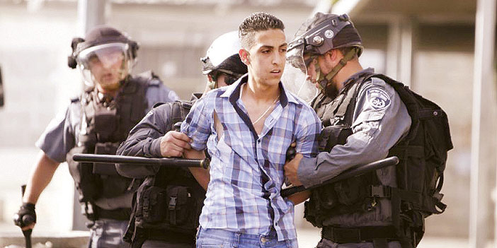  جنود الاحتلال يعتقلون شاباً فلسطينياً