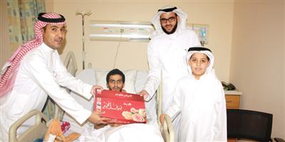 العثيم تزور المرضى وتقدم لهم هدايا بمناسبة شهر رمضان 